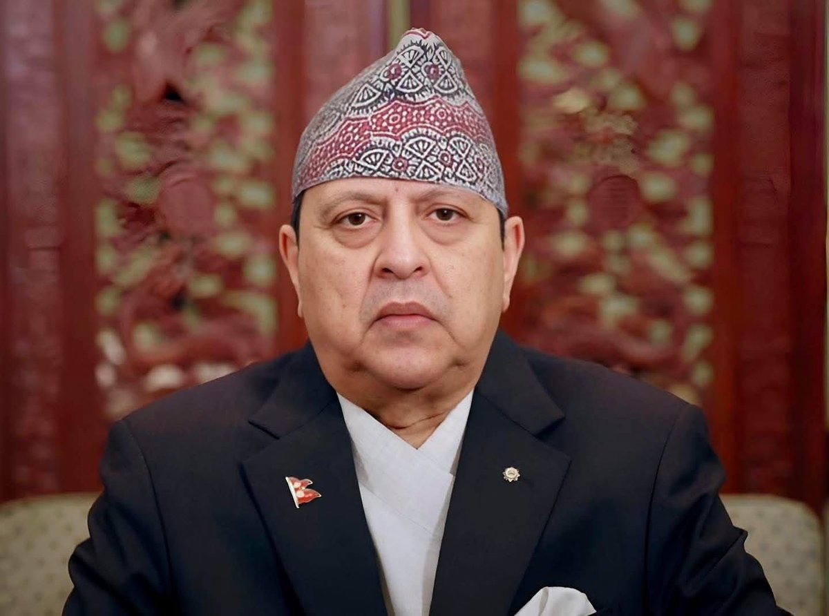 RONBupdates's tweet photo. Former King Gyanendra Shah says, "केही दिनअगाडि सुनसरी जिल्लाको केही गाउँबस्तीमा भडकिएको आपसी द्वन्"द्व र विवादबाट जनधनको क्षति भएको र यसको असर फैलिँदै गएर कोशी क्षेत्र र तराईका विभिन्न भू-भागको जनजीवन अशान्त बनेको सुन्दा हामीलाई अत्यन्त दुःख लागेको छ। समाजका सबै समुदायमा सामञ्जस्य रहेको देशका रूपमा सुपरिचित नेपालमा यस प्रकारका अवाञ्छित घटना, दुर्घटना घट्नु चिन्ताको विषय हो। यो हाम्रो मौलिक मूल्य र मान्यताविपरीतको विषय हो। त्यसैले जुनसुकै भू-भागमा रहेबसेका जो कोही पनि हामी नेपाली मिलौँ। हाम्रो यही आग्रह छ। यही आजको आवश्यकता हो।"