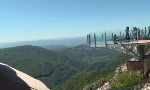 381Srbija's tweet photo. Gde god iz Čačka da kreneš – auto-put! Kablar izgleda svetski sa ovim staklenim vidikovcem. Ogroman turistički potencijal za ovaj kraj i direktna komunikacija sa građanima o novim projektima poput bazena. Odlične vesti! 🚀✨@avucic #srbijapobedjuje .#vucic  #ujedinjenasrbija https://t.co/X9owZZsl2B