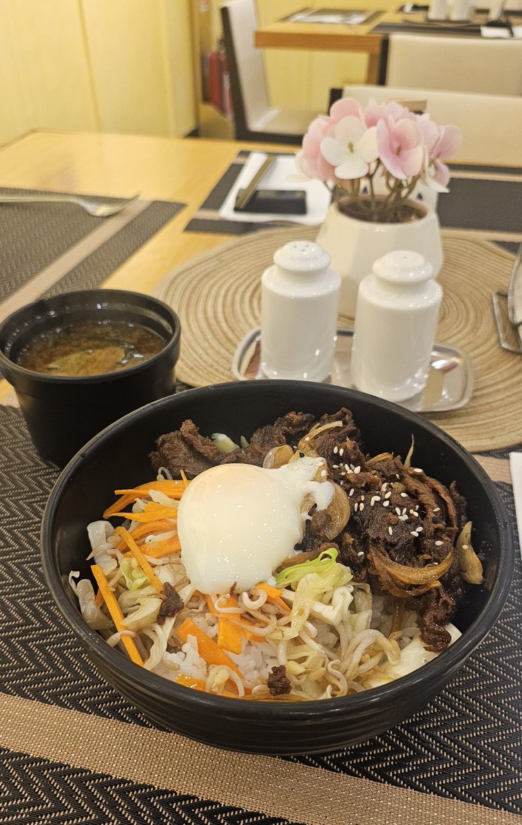 mathewsbtch's tweet photo. Solo dateeeee after a long while 🥹 kain tayoo https://t.co/1wnea5C0ha