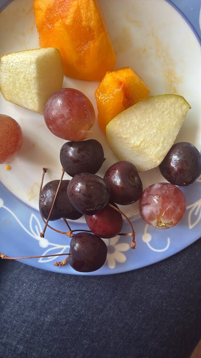 trynalw's tweet photo. Breakfast!
Been eating only fruit and veggies for brunch lately 
Won’t eat that orange thing and the pear so just grapes and cherries 😋 https://t.co/pXfbUnE4TP