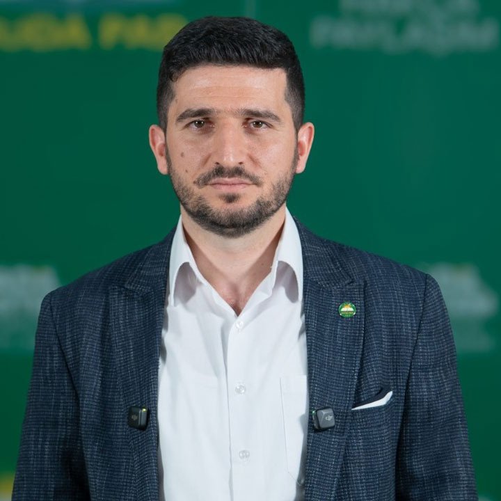 armancame_'s tweet photo. 🔴HÜDA PAR'dan 'Kürtçe resmi dil olursa kaos çıkar' diyen Erbakan'a yanıt:

Gençlik Kolları Başkanı Murat Günaydın:

"İkinci resmi dil kaosa sebebiyet veriyorsa; 1938'den beri 4 resmi dili bulunan İsviçre'de büyük bir kaos olması gerekmiyor mu?" https://t.co/av5dTQTH4I