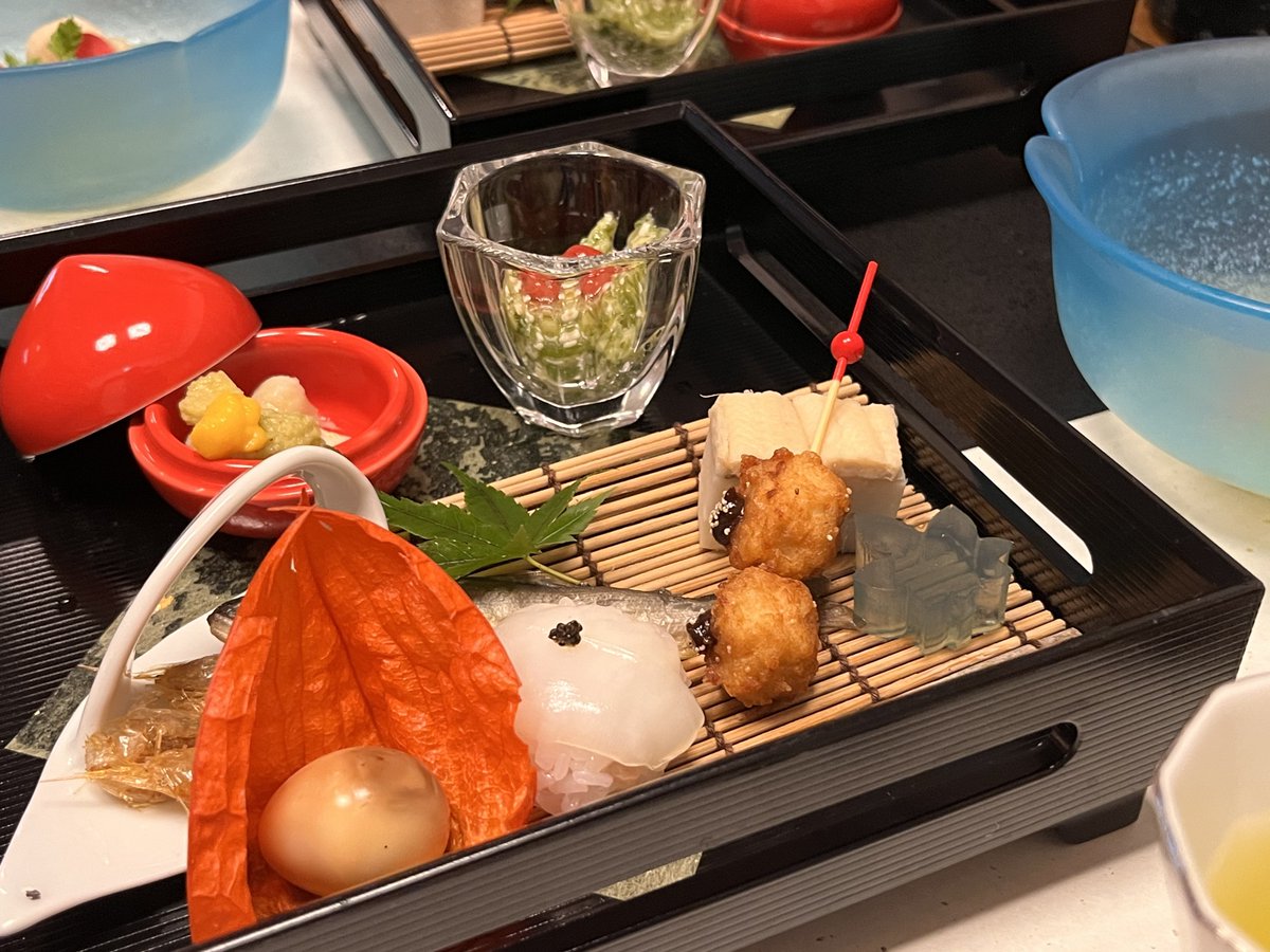 MosomosoFuton's tweet photo. 今回の九州旅行は母の強い要望で嬉野に泊まったんだけど、嬉野茶も嬉野温泉もとても良かった

私自身は「おいしいお茶はきいろ、き���いろ」で育ってるけど、九州のお茶は本当に緑がきれいで夏の山と同じ色してた！温かいので強い旨みも良いし、夏の水出しがまた美味しい https://t.co/wVXbPIHGfY