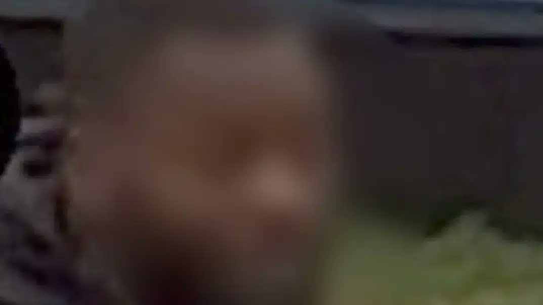 MadsStrange_'s tweet photo. Kan du huske indvandreren, som for nyligt slog en 32-årig familiefar ihjel til en VM-kamp på Islands Brygge - og som i forvejen havde flere voldtægter og drabsforsøg på samvittigheden?

Han står kun til sølle 8-10 måneders fængsel.  

Hvis du til sammenligning fx bryder Koranloven, kan du få hele 2 ÅRS fængsel. 

Det er en hån mod den afdødes familie, at de kan risikere at støde ind i den her seriekriminelle gerningsmand på gaden om kun 10 måneder.   

Hvorfor i alverden skal man straffes mere end DOBBELT så hårdt for at sætte ild til en bog som for at tage livet af et andet menneske? 

Hvorfor accepterer vi de her pinligt lave straffe?