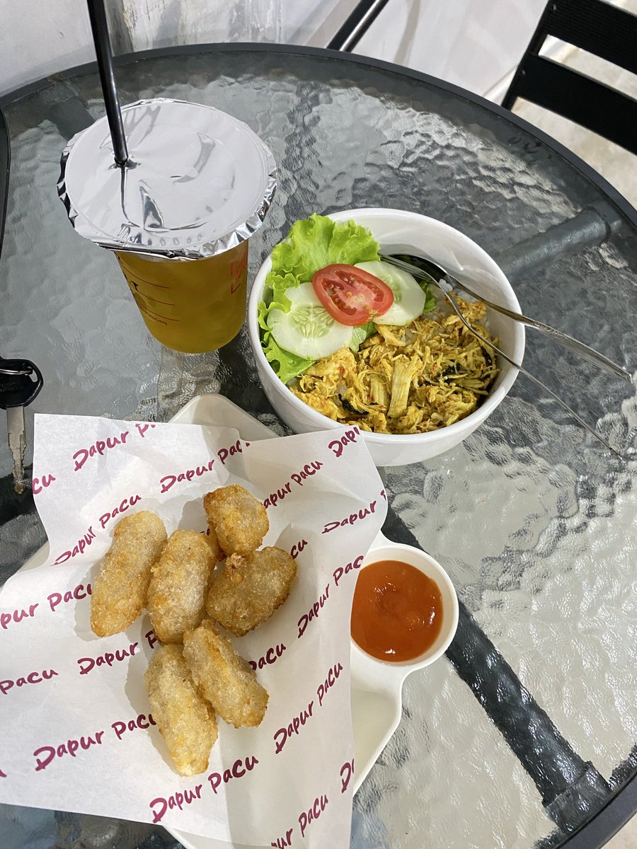 FloeWin's tweet photo. nyoba cafe baru (sebenernya udah lama ada tp baru kesini wkwk) utk ukuran menu2 cafe ini termasuk murah sii https://t.co/9MLnXygnU0