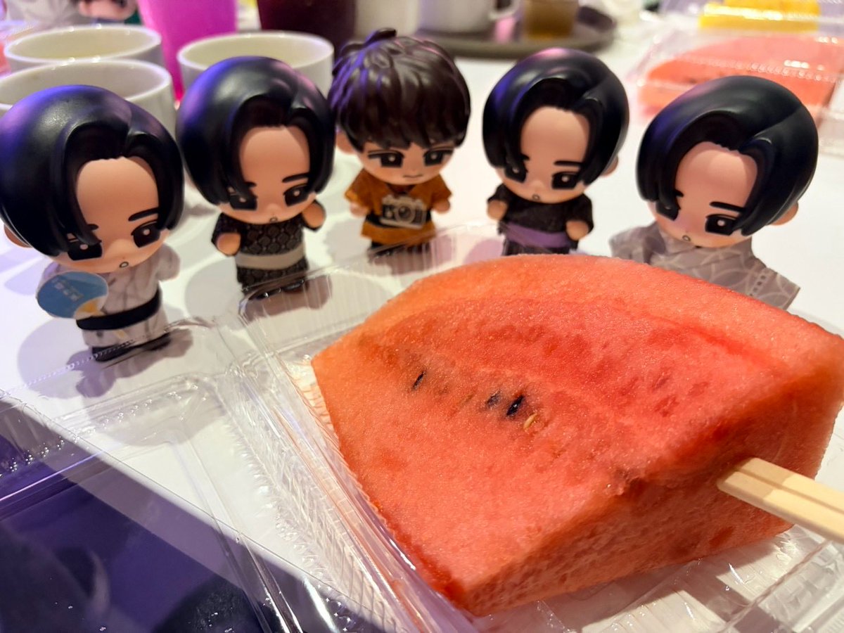 mee_0216's tweet photo. お腹いっぱいのあとはスイカ🍉買って鑑賞会♫
まむちゃん手作りのグッズの衣装のソフビちゃん撮影会😊 https://t.co/hhDeBfiilt