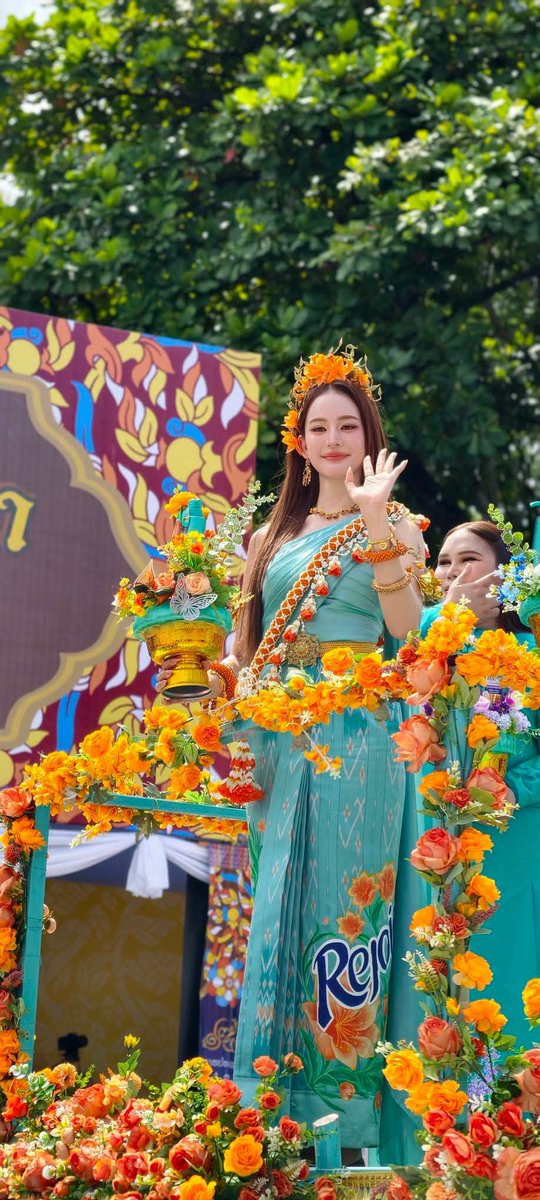 Klutarlnb's tweet photo. เห็นแต่ในทีวี ตัวจริงงามหลาย คุณโบว์เมลดา ดารานักแสดง มาร่วมงานแห่เทียนพรรษาจังหวัดอุบลราชธานี2569 https://t.co/62vBjUC4E2