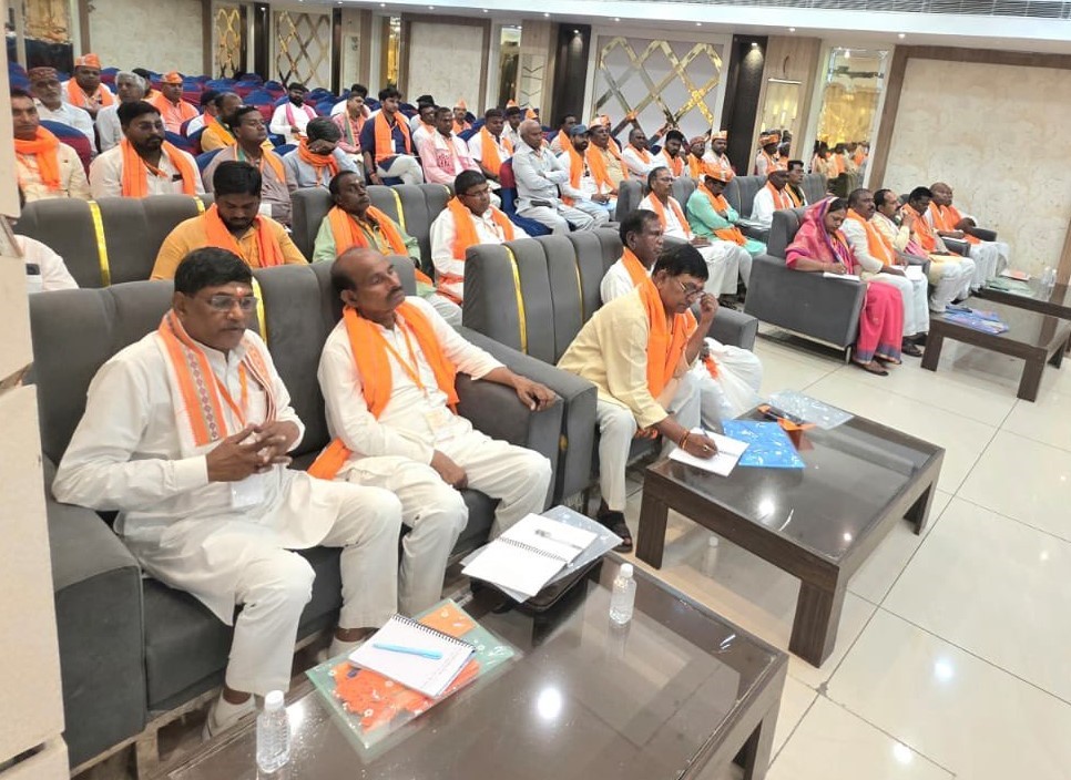 BJP4UP's tweet photo. प्रदेश महामंत्री (संगठन) श्री @idharampalsingh ने आजमगढ़ कमिश्नरी के आजमगढ़, लालगंज, मऊ एवं बलिया जिले के अनुसूचित जाति मोर्चा जिला पदाधिकारियों के साथ आयोजित संगठनात्मक बैठक को सम्बोधित किया। https://t.co/Ss8suRgG4I