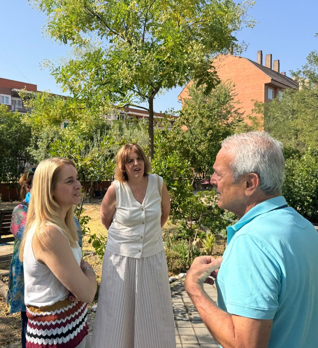 MalvarezNadia's tweet photo. Hoy he visitado uno de los talleres dirigidos a personas mayores que hemos programado desde la @JMDCiudadLineal para este verano en los Centros Municipales de Mayores de #CiudadLineal una sesión de “Relajación y Bienestar” en el CMM Ascao. 🧘‍♀️🧘🧘‍♂️ https://t.co/Yj8D0pNklM