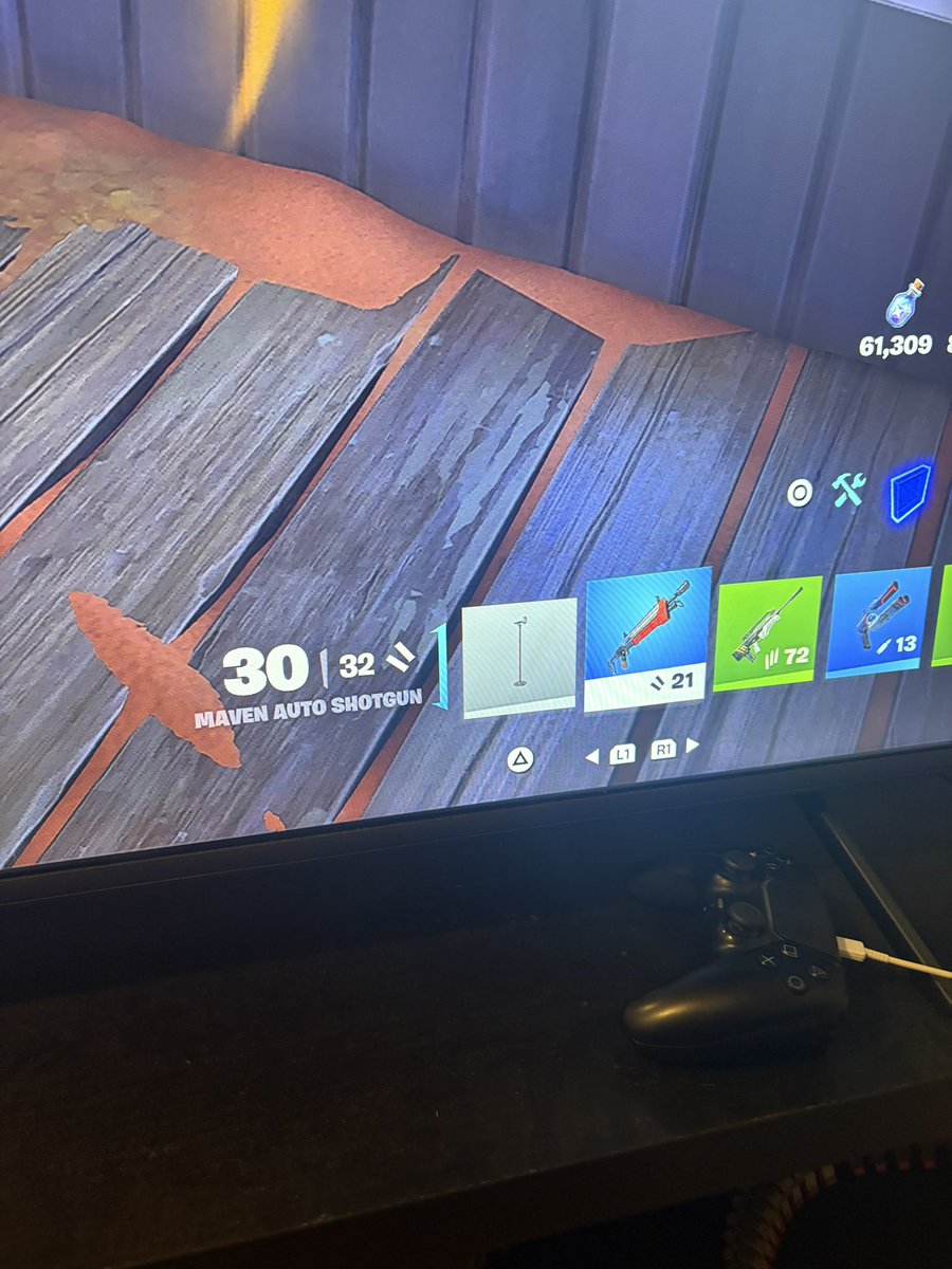 DaveJenkin26's tweet photo. @FortniteStatus did the maven get an update😂 https://t.co/H0otHCxpcL
