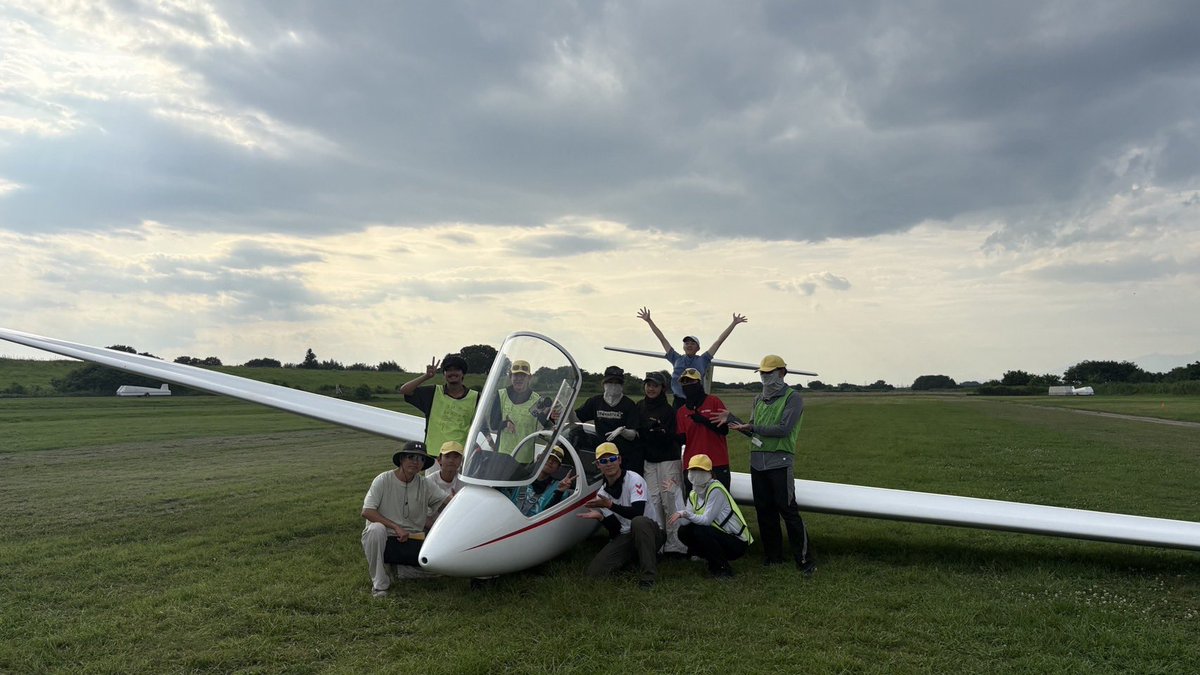 waseda_aviation's tweet photo. 【7月下旬合宿1年生の成果】
7/25
1年速水　1st solo
7/26
1年速水　2nd solo
7/27
1年植田　1st solo
1年速水　3rd solo
7/28
1年堀口　1st solo
1年植田　2nd solo
7/30
1年佐々木　1st solo
1年坂巻　1st solo

みんなおめでとう🎉🎈
#早稲田大学　#早稲田大学航空部　#航空部 https://t.co/TEom1vfXjS
