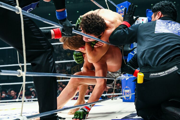 forestbook_2023's tweet photo. 俺たちのトラウマがぁ…😭
#朝倉未来  #超RIZIN2  #ケラモフを許すな https://t.co/5e6IXcwMbA
