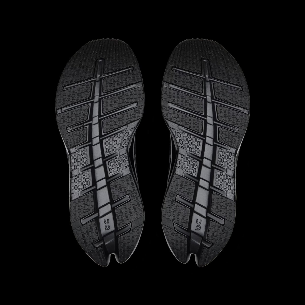 shhin919's tweet photo. Onの新作「Cloudrunner 3 Max」は、柔らかいだけの厚底じゃない。

2層構造のCloudTec®ミッドソールでクッション性と安定感を両立。さらに高反発フォームを採用してるから、一歩一歩が自然と前に進む感覚を味わえる。

長時間歩く人も、ランニングする人も、この安心感は一度履いたらクセになる！
https://t.co/6akTtFwxue