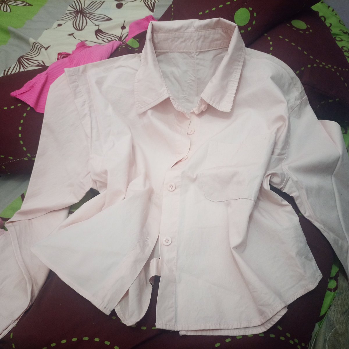 k_eon__ho's tweet photo. preloved kemeja pink pastel 18k &amp; atasan yukk 15k an only splitpay https://t.co/yVSEBUxO1V
