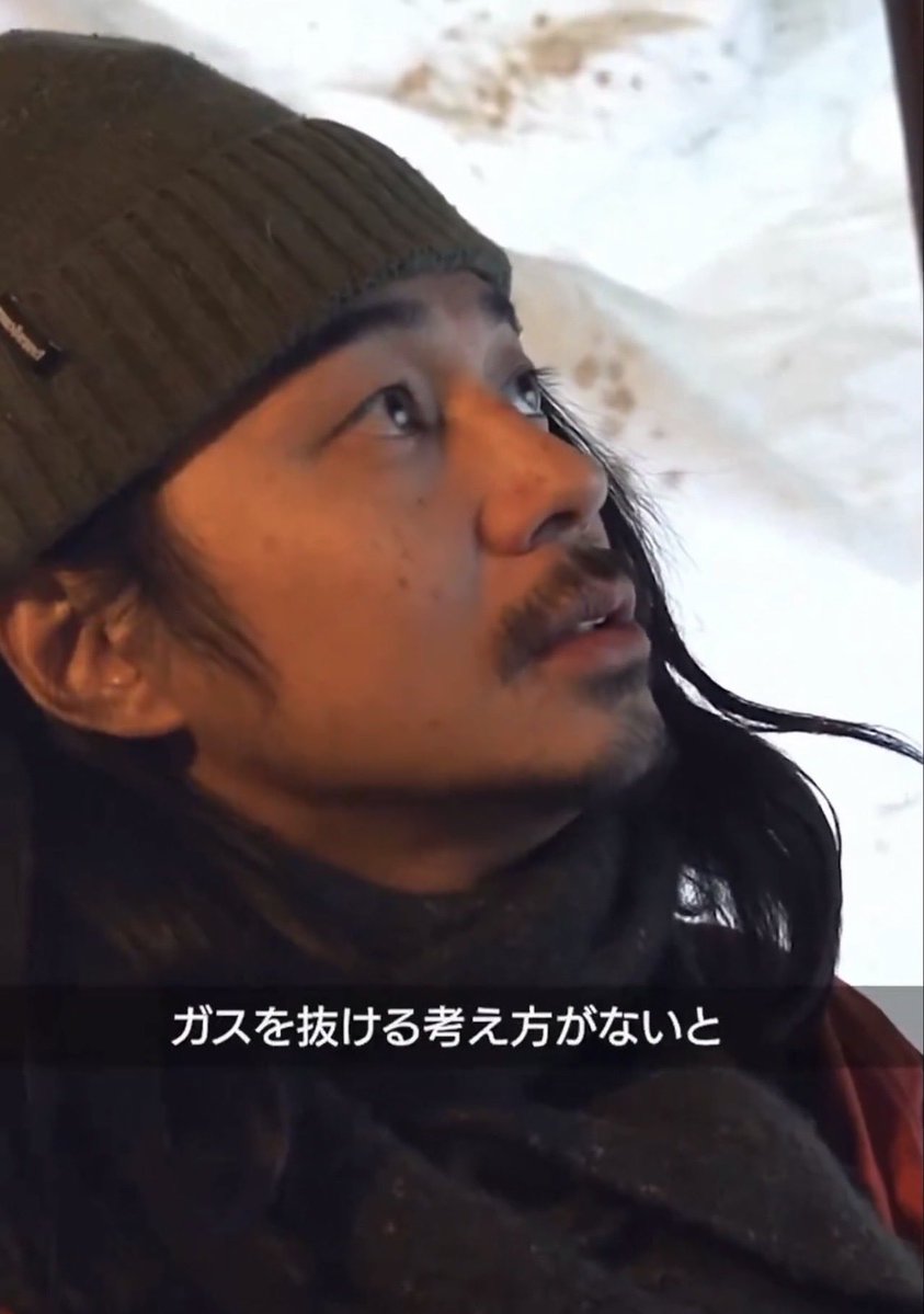 mor1naga_x's tweet photo. 金がない時は、金があれば幸せになれると思う。モテない時は、モテれば満たされると思う。認められない時は、承認されれば楽になると思う。だが、人間は手に入れた瞬間に大体は慣れて、飽きる。人間を苦しめるのは、不足ではなく"終わりのない欲"。だから人生は、何を手に入れるかより、どこで満足できるかの方が、圧倒的に重要。自分の中で区切りを付けてる人間の方が、例外なく、幸福度は高い。