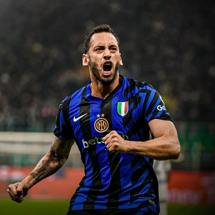 BersanTaskaya's tweet photo. 🚨 Fenerbahçe, Hakan Çalhanoğlu transferinin gerçekleşmesi için, Milli Yıldızının talep ettiği rakamlarda indirime gitmesi gerekiyor.

Fenerbahçe; Hakan Çalhanoğlu'na 2 sezon aynı maaş üzerinden, 3. yıl ise daha düşük bir ücretle oynayacağı bir teklif yapıyor.

Hakan bu şartlarda olursa, Fenerbahçe transfer için düğmeye basar!