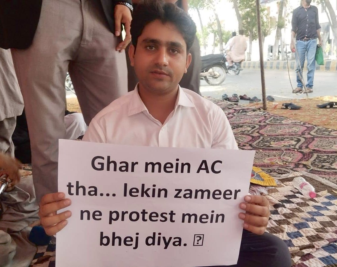 Roshnipub's tweet photo. گھر میں اے سی تھا، مگر ضمیر نے احتجاج میں بھیج دیا
There was AC at home, but conscience sent me to protest
Day 7: SPSC sitin continues in Hyderabad. Students protest corruption &amp; merit violations in recruitment. No response from govt yet. Stand with Sindh’s youth. #StudentsRights https://t.co/xdUkFqKk5p
