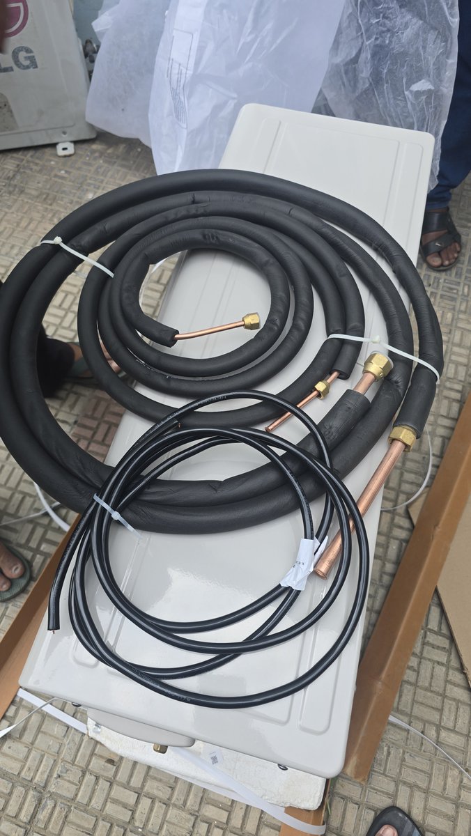 ItsMePols's tweet photo. @flipkartsupport open box delivery scam. Ordered an Ac and after opening the box found out a returned damaged product was sold to me. Missing original accessories, remote booklet manual. Instead fake 1m Copper tube n local 3 core cable found. Your seller Batla Teletech Ahmedabad https://t.co/sZT1m7Jui6