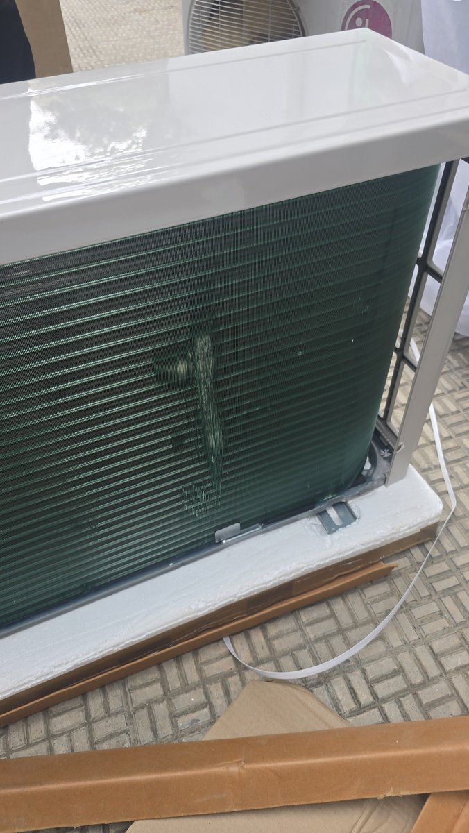 ItsMePols's tweet photo. @flipkartsupport open box delivery scam. Ordered an Ac and after opening the box found out a returned damaged product was sold to me. Missing original accessories, remote booklet manual. Instead fake 1m Copper tube n local 3 core cable found. Your seller Batla Teletech Ahmedabad https://t.co/sZT1m7Jui6