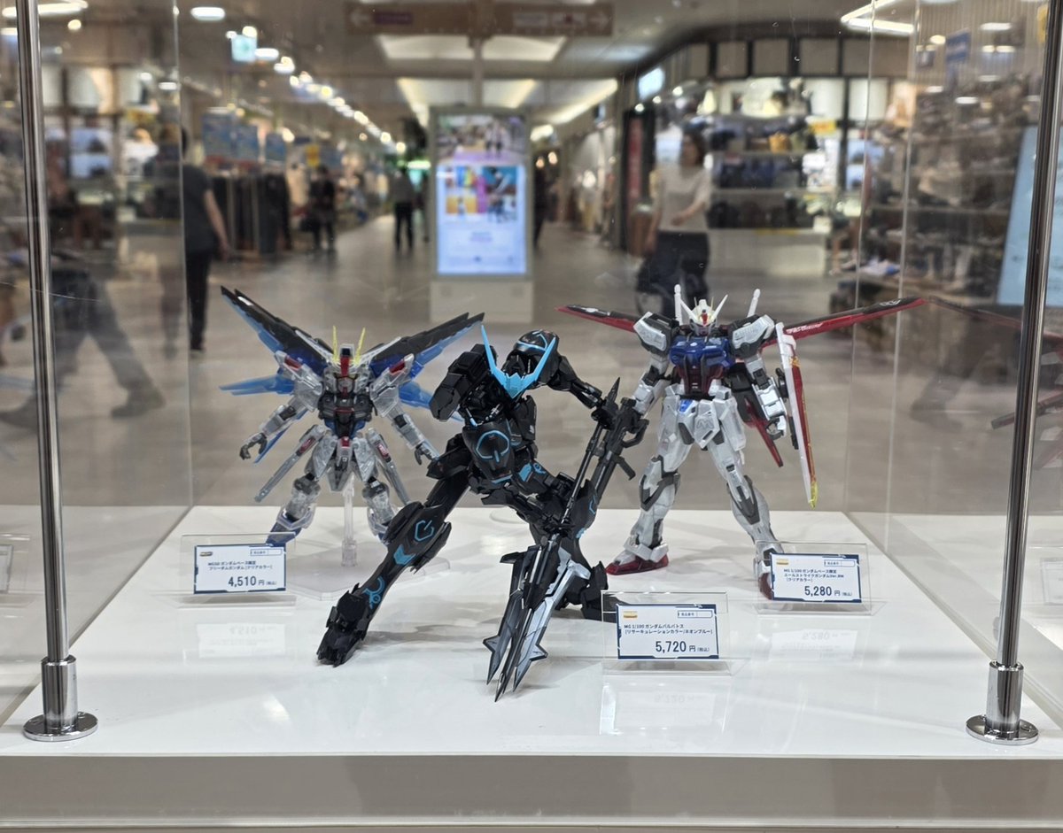 masa_Gunpla's tweet photo. 今日はガンダムベースが出張してきたので行ってきました
平日なのに混んでましたね
入場制限あって事前予約しないと入れない
ガンプラは厳選されて販売されていたけど良いものばかりでしたね
グッズやお菓子もありました
購入したものは後ほど紹介
 #ガンプラ  #ガンダムベース https://t.co/cMjSSRfOkm