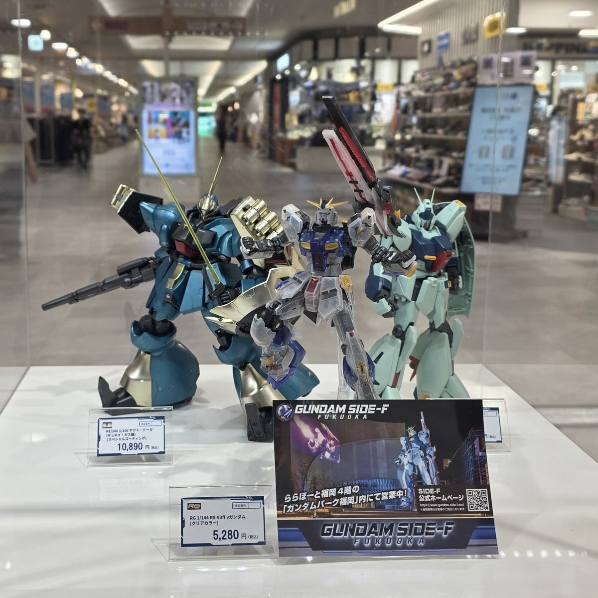 masa_Gunpla's tweet photo. 今日はガンダムベースが出張してきたので行ってきました
平日なのに混んでましたね
入場制限あって事前予約しないと入れない
ガンプラは厳選されて販売されていたけど良いものばかりでしたね
グッズやお菓子もありました
購入したものは後ほど紹介
 #ガンプラ  #ガンダムベース https://t.co/cMjSSRfOkm