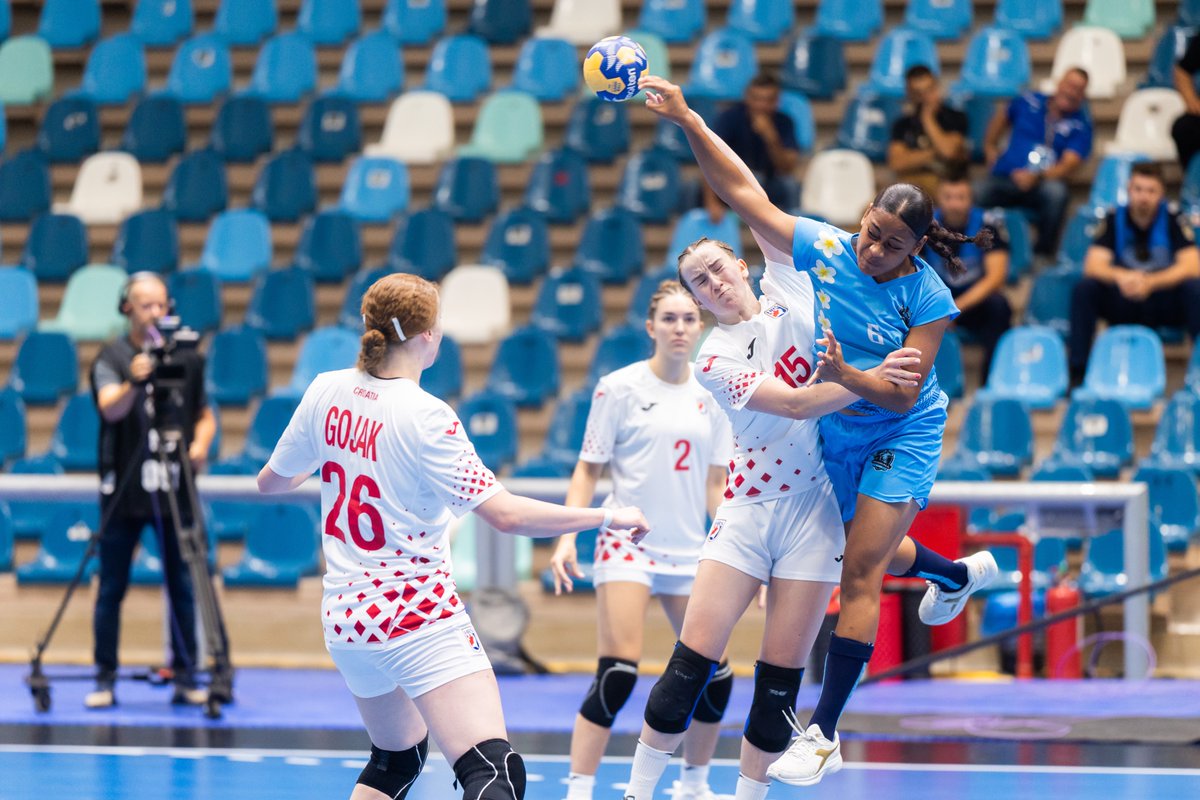 HRS_CHF's tweet photo. 🇭🇷 | 𝐌𝐥𝐚đ𝐞 𝐣𝐮𝐧𝐢𝐨𝐫𝐤𝐞 
| Prva pobjeda naših mlađih juniorki na IHF Svjetskom prvenstvu!  🇫🇯 Fidži 🆚 Hrvatska 🇭🇷(4:67)  

Sutra slijedi dan odmora, a 1. kolovoza u 13:00 naše djevojke igraju protiv Francuske. 💪 #crohandball https://t.co/FzkisXhrOf