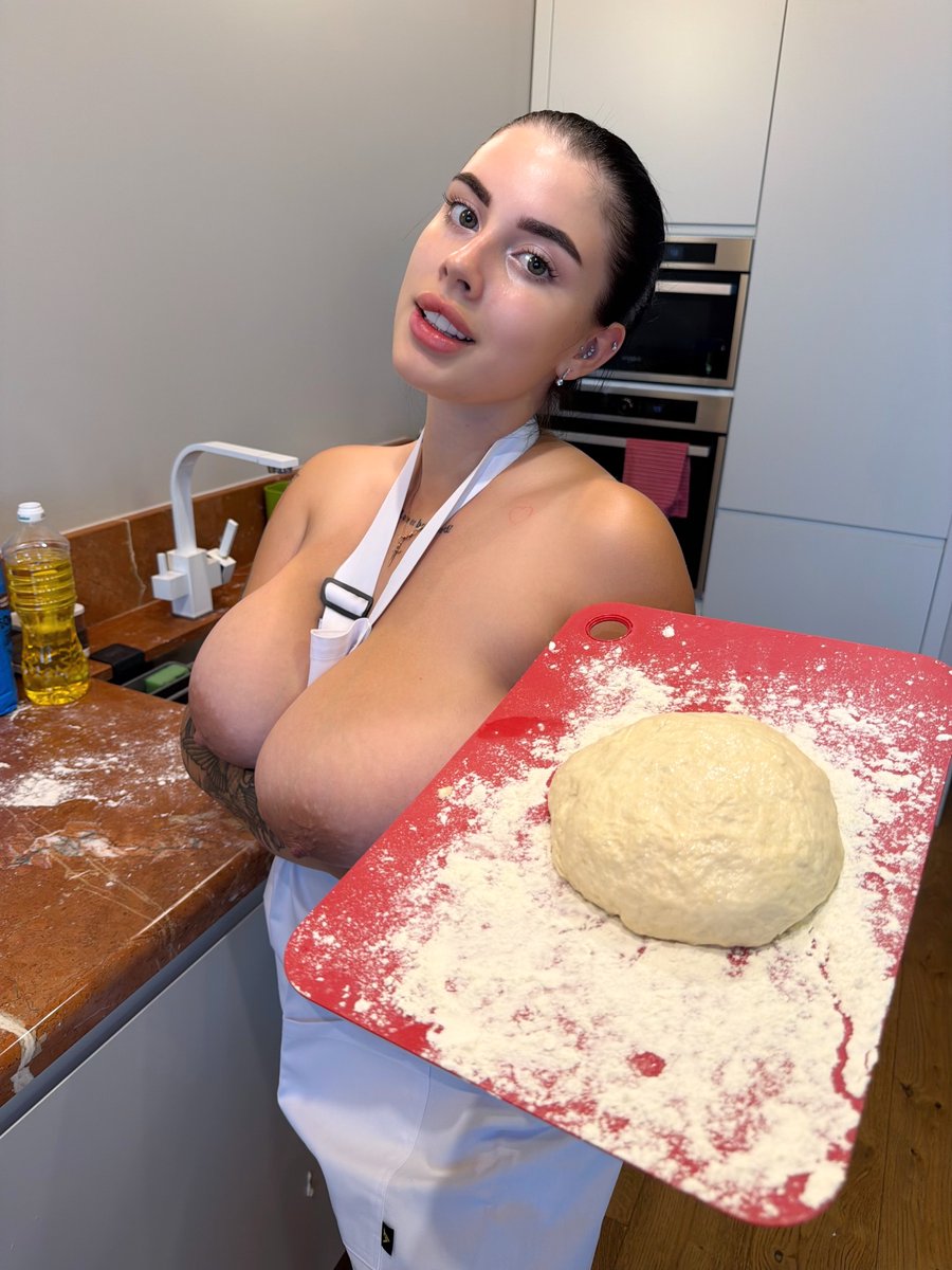 monaacutee's tweet photo. What do you want for dinner?
A. my tits
B. all of me
C.some flatbread?! https://t.co/xYyLaSv3Pw