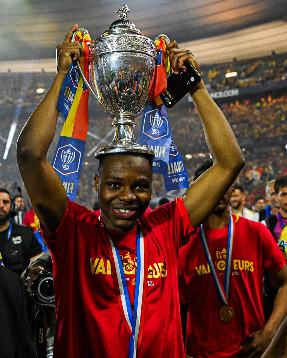 Ligue1_ENG's tweet photo. Mamadou Sangaré, forever a Lens champion 🏆 https://t.co/x3kLQvaPRW