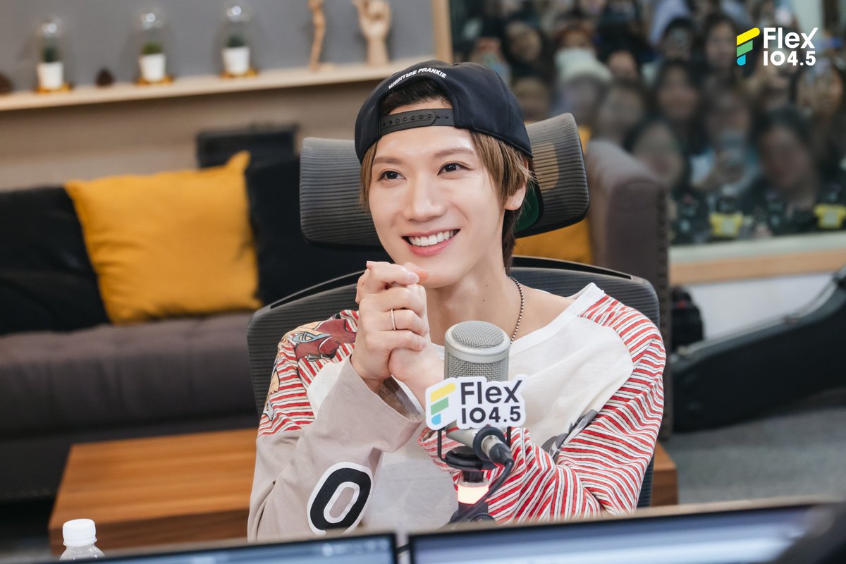 Flex_Connect's tweet photo. เก็บตกภาพความสนุกในรายการ Flex Talk เมื่อวันพฤหัสบดี ที่ 23 ก.ค. ที่ผ่านมา บอกเลยว่าสตูดิโอ Flex 104.5 แทบลุกเป็นไฟ เมื่อหนุ่มฮอตระดับโลกอย่าง 𝐓𝐄𝐍 แวะมานั่งพูดคุยแบบเป็นกันเองสุด ๆ ทั้งเรื่องคอนเสิร์ตฉลอง 10 ปี เรื่องน้องแมวสุดเลิฟ ไปจนถึงความท้าทายในการทำเพลงเดี่ยวภาษาไทยครั้งแรก

และฝากเพลง "If You Don't Mean It (ถ้าไม่คิด อย่าทำให้คิด)" ไว้ในเพลย์ลิสต์ทุกคนด้วยนะคะ รับรองว่าจะโดนตกซ้ำแล้วซ้ำอีกแน่นอน 🎶💜

📌ดูรายการ Flex Talk ย้อนหลังได้ทาง YouTube : FlexConnect
https://t.co/LCTyPH9aSY

@TEN_offcl @tenthsound @illimnt
.
#Flex1045xTEN_ถ้าไม่คิด
#TEN #텐 #เตนล์
#IfYouDontMeanIt #TEN_IfYouDontMeanIt
#FlexTalk #FlexConnect #Flex1045
