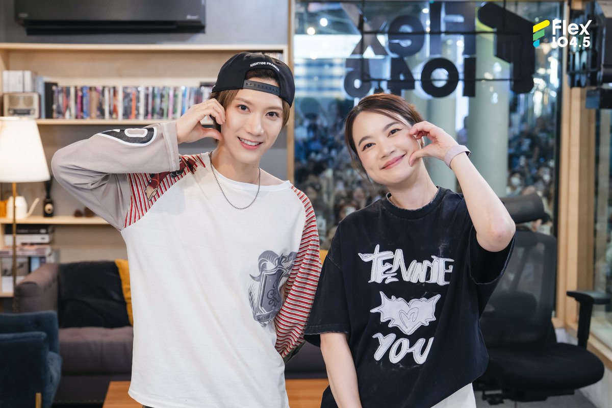 Flex_Connect's tweet photo. เก็บตกภาพความสนุกในรายการ Flex Talk เมื่อวันพฤหัสบดี ที่ 23 ก.ค. ที่ผ่านมา บอกเลยว่าสตูดิโอ Flex 104.5 แทบลุกเป็นไฟ เมื่อหนุ่มฮอตระดับโลกอย่าง 𝐓𝐄𝐍 แวะมานั่งพูดคุยแบบเป็นกันเองสุด ๆ ทั้งเรื่องคอนเสิร์ตฉลอง 10 ปี เรื่องน้องแมวสุดเลิฟ ไปจนถึงความท้าทายในการทำเพลงเดี่ยวภาษาไทยครั้งแรก

และฝากเพลง "If You Don't Mean It (ถ้าไม่คิด อย่าทำให้คิด)" ไว้ในเพลย์ลิสต์ทุกคนด้วยนะคะ รับรองว่าจะโดนตกซ้ำแล้วซ้ำอีกแน่นอน 🎶💜

📌ดูรายการ Flex Talk ย้อนหลังได้ทาง YouTube : FlexConnect
https://t.co/LCTyPH9aSY

@TEN_offcl @tenthsound @illimnt
.
#Flex1045xTEN_ถ้าไม่คิด
#TEN #텐 #เตนล์
#IfYouDontMeanIt #TEN_IfYouDontMeanIt
#FlexTalk #FlexConnect #Flex1045