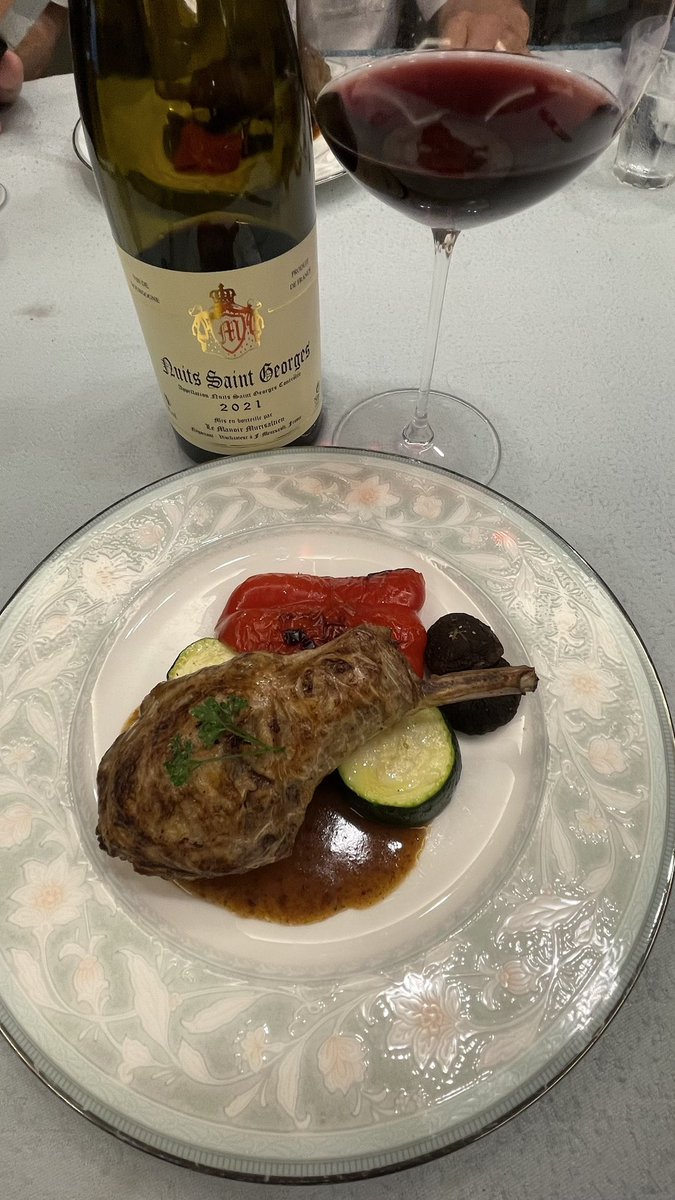 HomeKitchenOnl1's tweet photo. 子羊のクレピネット、お料理教室の復習。マノワールミュリザルティアンのニュイサンジョルジュを合わせて。右のお手本と比べて見栄えはイマイチですが、ワインにぴったりでソース美味しい😋
@HomeKitchenOnl1 https://t.co/s4n6R1M0eu