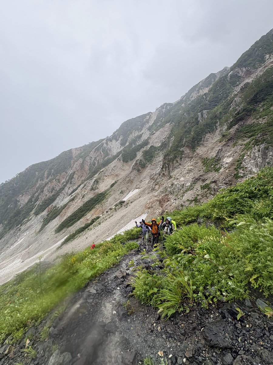 ya_ay_l's tweet photo. 北アルプス白馬岳に登ってきました🏔️
登りは悪天候、下りの日は朝方まで嵐が続き、縦走は断念
雨が止んだのを見計らい、登ってきた大雪渓を降りました
山の厳しさを身をもって学んだ良い経験となった😌 https://t.co/NrPeTFcI3R
