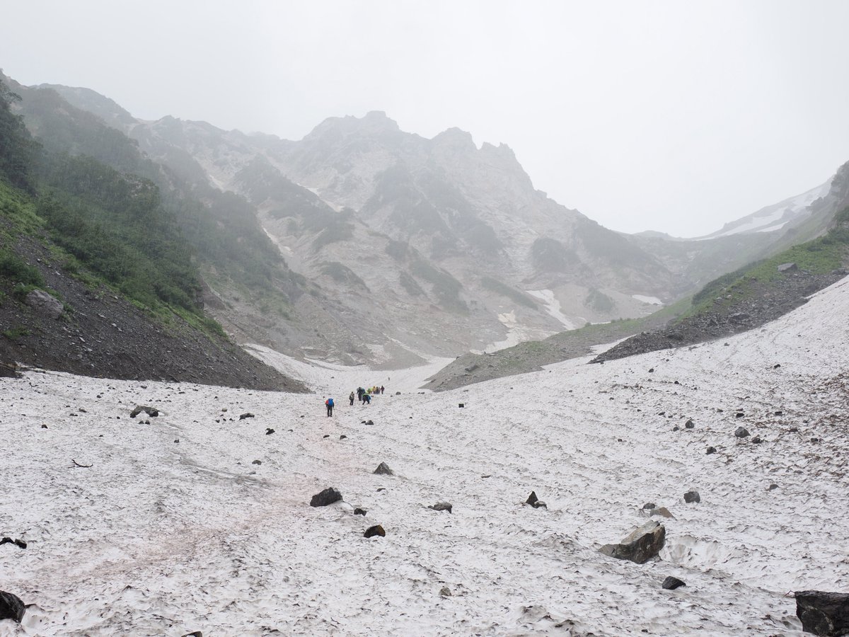 ya_ay_l's tweet photo. 北アルプス白馬岳に登ってきました🏔️
登りは悪天候、下りの日は朝方まで嵐が続き、縦走は断念
雨が止んだのを見計らい、登ってきた大雪渓を降りました
山の厳しさを身をもって学んだ良い経験となった😌 https://t.co/NrPeTFcI3R