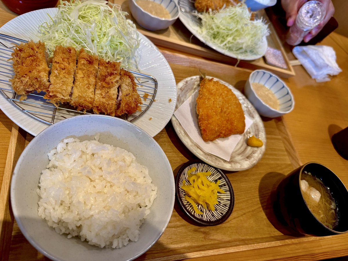 ruumania's tweet photo. いつもロースカツにしてるけど店員さんが可愛かったのでカッコつけてヒレカツにした。ヒレカツの方がカッコいいよね？違うか。仕事に戻ります https://t.co/8bp3yuTlZ5