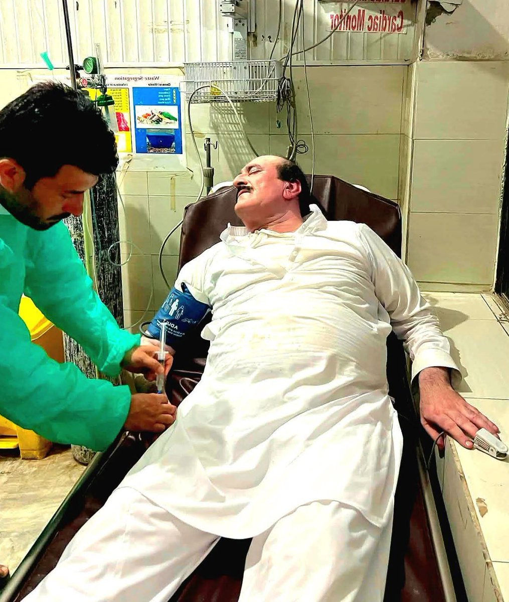 KaliwalYam's tweet photo. علیمہ خان کی باجوڑ میں سٹریٹ موومنٹ کا غیر حتمی پہلا نتیجہ موصول۔
 ٹک ہولڈر انور زیب ڈرامہ کرکے بے ہوش ہو گیا 😅 https://t.co/mozdEcPTPX