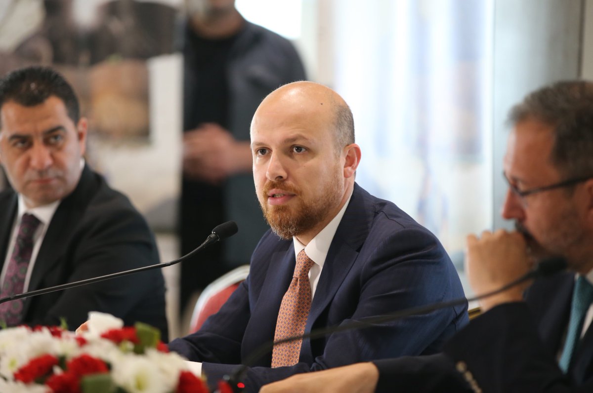 mahfildijital's tweet photo. 🔴 Bilal Erdoğan:

Alimlerimiz, akademisyenlerimiz, ego ve kibri bırakmalı.

Peygamber Efendimiz'in ahlakına benzemeliler.

Âvamı ilgilendirmeyen konuları Youtube platformlarında tartışmak büyük bir gaflettir.

Alimler vahdet ve ittifak sağlamaz ise, halk nasıl bir araya gelecek? https://t.co/FaJn7xhaEf