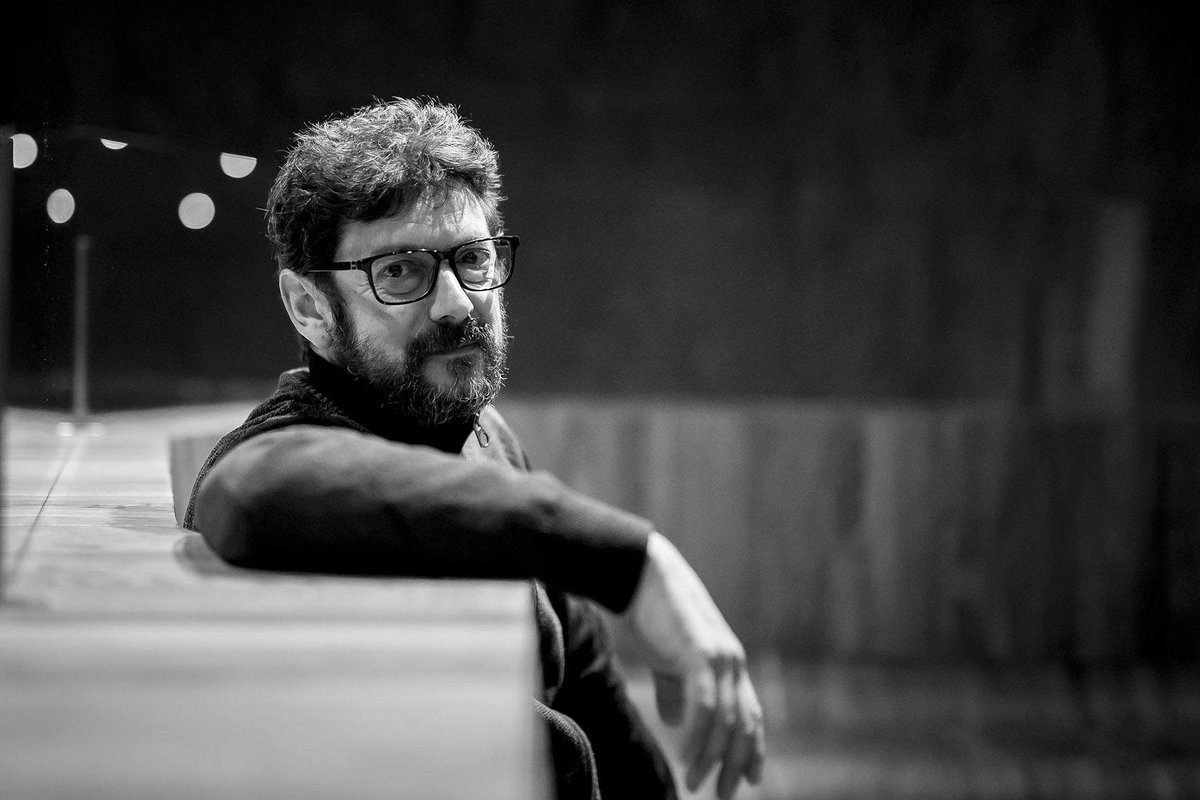 CaramelFilms's tweet photo. A veces, el talento llega tarde al reconocimiento popular. 

Tardamos demasiado en descubrir a Manolo Solo, pero cuando ocurrió, fue imposible no preguntarse cómo habíamos tardado tanto en verlo. Una de las apariciones más impactantes de las últimas décadas, con interpretaciones que se te quedan pegadas para siempre. 

Qué pena tan grande. Descansa en paz, Manolo❤️‍🩹