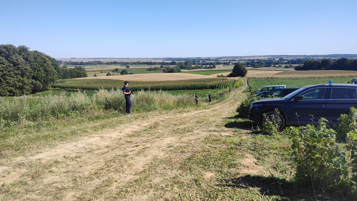 PolicjaLubelska's tweet photo. Trwają czynności śledcze na miejscu zdarzenia w miejscowości Tarnawa Kolonia.
Jedną ze służb pracujących na miejscu jest @PolicjaLubelska.
Prowadzone czynności wykonywane są pod nadzorem Prokuratury Okręgowej w Lublinie. https://t.co/uRTwCvjyVe