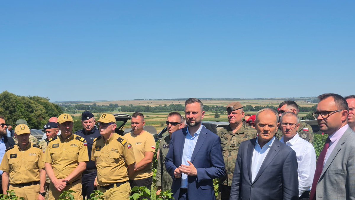 PolicjaLubelska's tweet photo. Trwają czynności śledcze na miejscu zdarzenia w miejscowości Tarnawa Kolonia.
Jedną ze służb pracujących na miejscu jest @PolicjaLubelska.
Prowadzone czynności wykonywane są pod nadzorem Prokuratury Okręgowej w Lublinie. https://t.co/uRTwCvjyVe