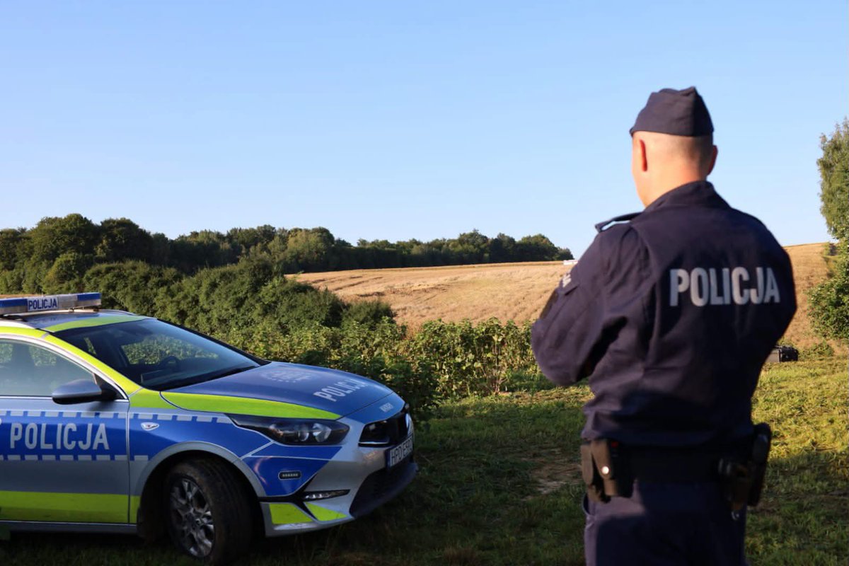 PolicjaLubelska's tweet photo. Trwają czynności śledcze na miejscu zdarzenia w miejscowości Tarnawa Kolonia.
Jedną ze służb pracujących na miejscu jest @PolicjaLubelska.
Prowadzone czynności wykonywane są pod nadzorem Prokuratury Okręgowej w Lublinie. https://t.co/uRTwCvjyVe