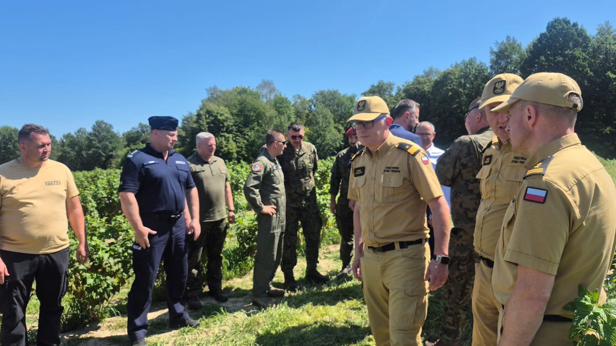 PolicjaLubelska's tweet photo. Trwają czynności śledcze na miejscu zdarzenia w miejscowości Tarnawa Kolonia.
Jedną ze służb pracujących na miejscu jest @PolicjaLubelska.
Prowadzone czynności wykonywane są pod nadzorem Prokuratury Okręgowej w Lublinie. https://t.co/uRTwCvjyVe
