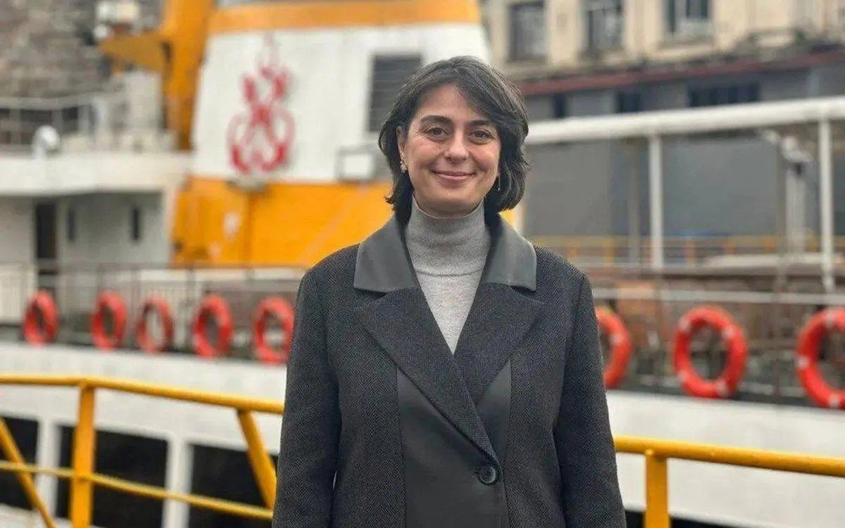 kocinogli's tweet photo. Üsküdar Belediye Başkanı Sinem Dedetaş :

"Sevgili komşularım,

Bu sabah yanınızda olamasam da her sabah olduğu gibi bugün de aklım ve kalbim Üsküdar’ın sokaklarında.

Tüm çalışma hayatımı gözden geçirdiğimde, olmayı hak ettiğim ve hayal ettiğim yer elbette nezarethane değildi. Ama sağlığım yerinde çok şükür. Sizlerinde de vermiş olduğu destekleri avukat arkadaşlarımız bana ulaştırıyor, gerçekten çok mutlu oluyorum. Sizden haber almak, destek almak moral veriyor.

En yakın zamanda görüşmek ümidi ve sevgilerimle."

#SinemDedetaşYalnızDeğildir