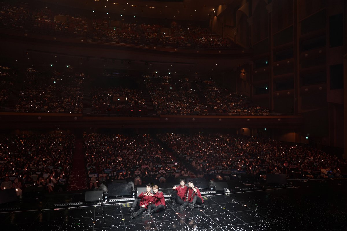 official_fore's tweet photo. [📸]

포레스텔라 정규 4집 투어 콘서트 [THE LEGACY: SYMPHONY] In Seoul Encore - day 2

긴 여정의 마지막 페이지, 숲별과 함께 오래도록 간직할 추억⚜️

#포레스텔라 #Forestella 
#THELEGACY_SYMPHONY https://t.co/6FCCal3vJc