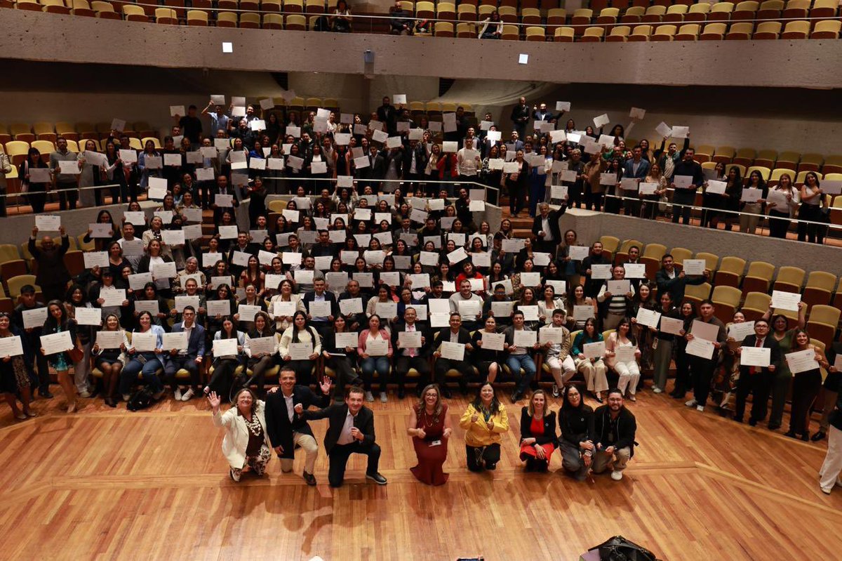 Alfred_Balle's tweet photo. Hoy celebramos la graduación de 181 nuevos líderes del agua que, desde sus territorios, están preparados para enfrentar el cambio climático. Con la @Utadeo_edu_co y la Escuela del Agua seguimos formando ciudadanos que convierten el conocimiento en acciones para proteger el agua y transformar sus comunidades.