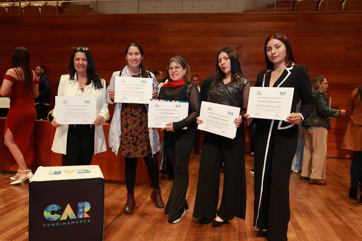 Alfred_Balle's tweet photo. Hoy celebramos la graduación de 181 nuevos líderes del agua que, desde sus territorios, están preparados para enfrentar el cambio climático. Con la @Utadeo_edu_co y la Escuela del Agua seguimos formando ciudadanos que convierten el conocimiento en acciones para proteger el agua y transformar sus comunidades.