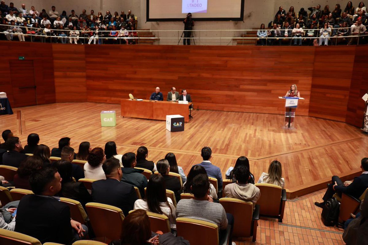 Alfred_Balle's tweet photo. Hoy celebramos la graduación de 181 nuevos líderes del agua que, desde sus territorios, están preparados para enfrentar el cambio climático. Con la @Utadeo_edu_co y la Escuela del Agua seguimos formando ciudadanos que convierten el conocimiento en acciones para proteger el agua y transformar sus comunidades.