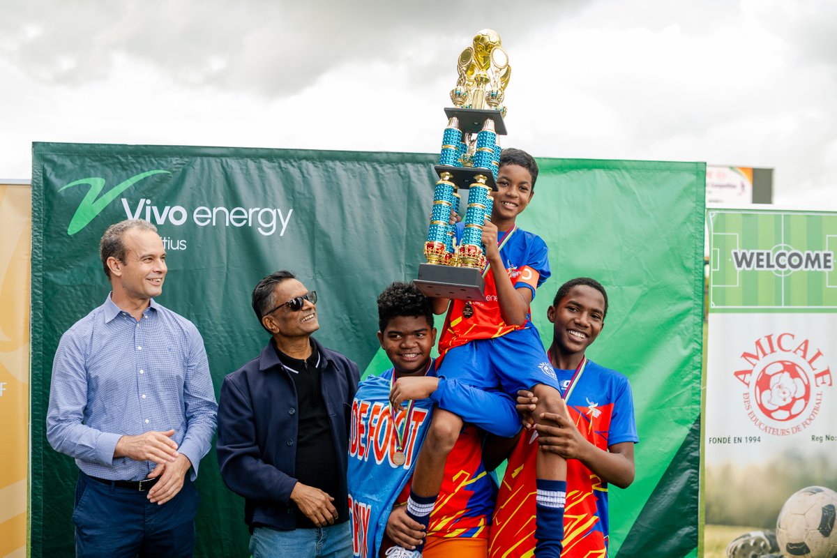 VivoEnergy's tweet photo. #VivoEnergyMauritius is proud to have sponsored the first #RoadToFootballCup - an initiative aimed at encouraging the future of Mauritian sport.
👉🏽 Read the blog to find out more: https://t.co/Olg6ETkm3e
#BiggerBolderBetterTogether #Partnerships https://t.co/MLJq0zQdzq