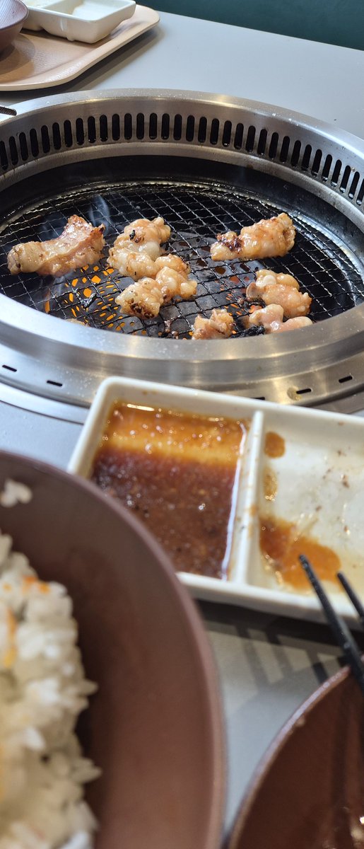 Fs2m05's tweet photo. 今日はプールでウォータースライダーからの焼肉行ってお腹いっぱい眠🏊🥩 https://t.co/KddIFspLs2