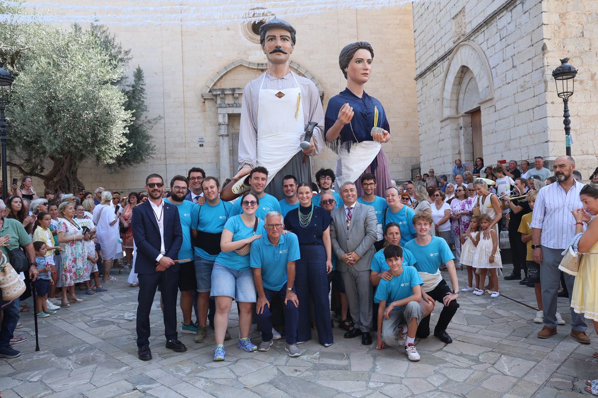 MargaProhens's tweet photo. Inca està de festa per celebrar els seus patrons, Sant Abdó i Sant Senén.

Un dia en què les tradicions, la música i el ball surten al carrer per celebrar allò que som i aquesta manera de ser que ens fa únics.

Ha estat un plaer compartir amb els veïnats d’Inca la solemne eucaristia amb el tradicional Ball de l’Oferta, per part de la Unió Musical Inquera, la Revetla d’Inca i la Colla Gegantera. 

Molt bones festes a tots els inquers i inqueres!