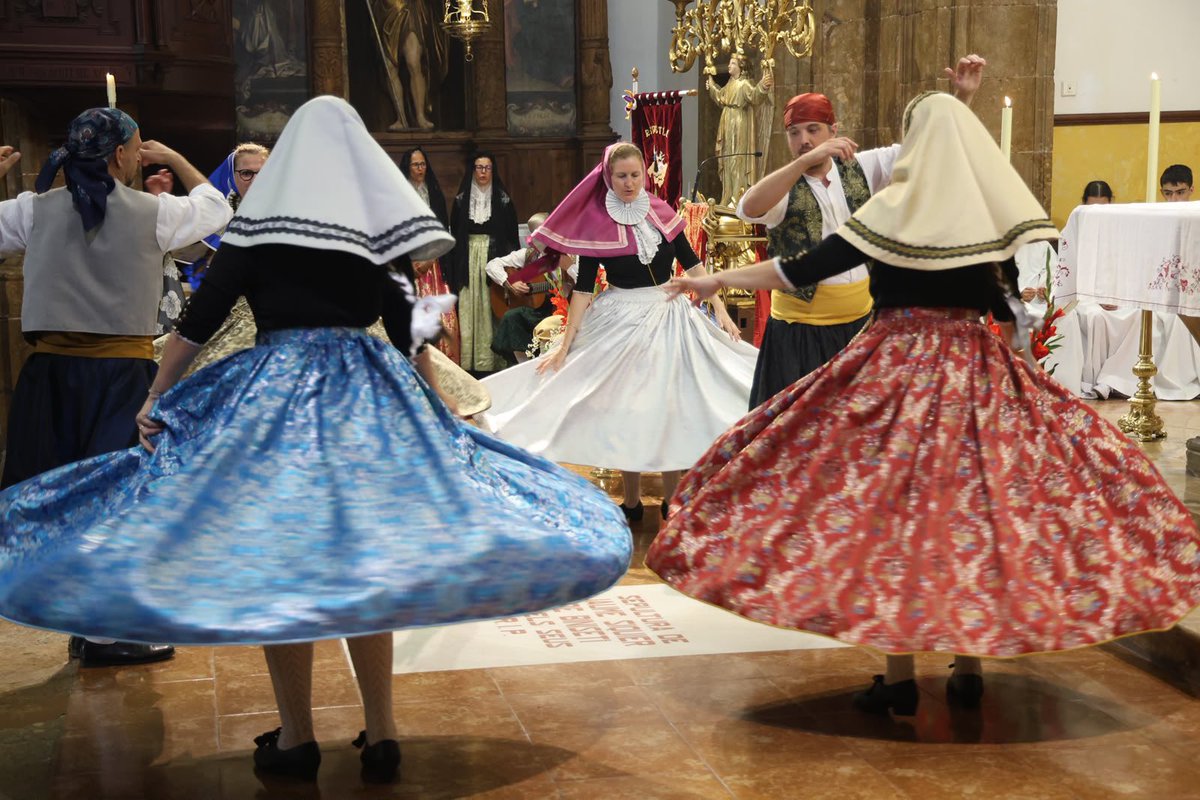 MargaProhens's tweet photo. Inca està de festa per celebrar els seus patrons, Sant Abdó i Sant Senén.

Un dia en què les tradicions, la música i el ball surten al carrer per celebrar allò que som i aquesta manera de ser que ens fa únics.

Ha estat un plaer compartir amb els veïnats d’Inca la solemne eucaristia amb el tradicional Ball de l’Oferta, per part de la Unió Musical Inquera, la Revetla d’Inca i la Colla Gegantera. 

Molt bones festes a tots els inquers i inqueres!
