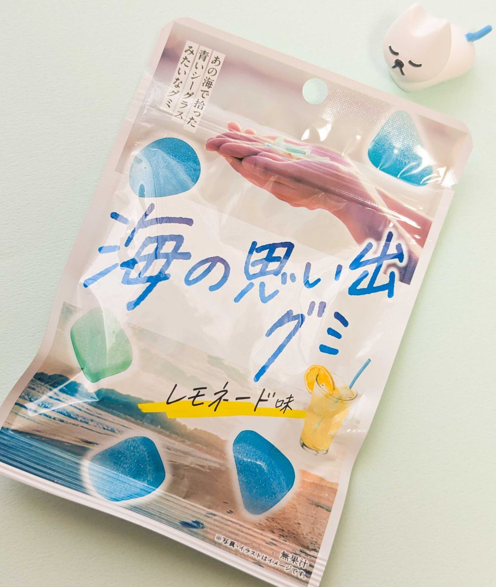 doorfumi2018's tweet photo. 【食べたぜ】ファミマ限定の「海の思い出グミ」をハント！商品名とパッケージがエモくて心奪われちゃうぜ。

シーグラスをモチーフにしてて見た目がすっごくキュートなんだ。思わず手にとってじっくり眺めちゃったぜ。酸味の少ないレモネード味だから、ぱくぱく食べられちゃうぜ！ https://t.co/yx5Ky8YGvV